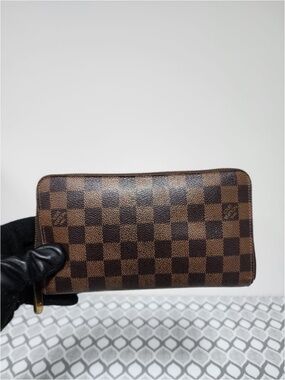 Authentic LOUIS VUITTON Damier Canvas Zippy Wallet Brown